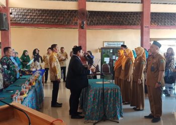 Lantik Empat Perangkat Baru Pemdes Semampir, Kades Lukman Mualim Tekankan Amanah dan Pelayanan Humanis