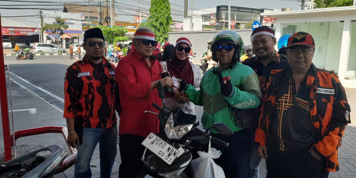 Peringati HUT RI ke-81, MPC Pemuda Pancasila Sidoarjo Jumat Berkah Bagi BBM Gratis