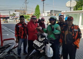 Peringati HUT RI ke-81, MPC Pemuda Pancasila Sidoarjo Jumat Berkah Bagi BBM Gratis