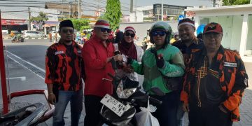 Peringati HUT RI ke-81, MPC Pemuda Pancasila Sidoarjo Jumat Berkah Bagi BBM Gratis