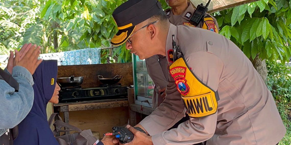 Kapolsek Taman Bagikan Sembako kepada Warga, Ajak Anggota Peduli Sosial