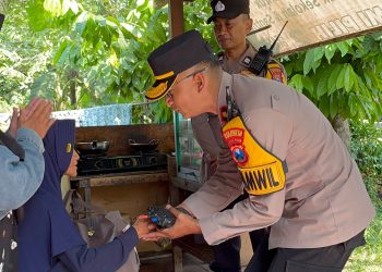Kapolsek Taman Bagikan Sembako kepada Warga, Ajak Anggota Peduli Sosial