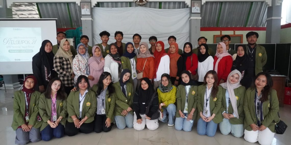 Mahasiswa KKN 21 UPN “Veteran” Jawa Timur Sosialisasi Sampah Rumah Tangga dan Demonstrasi Reaktor Kompos Aerob serta Anaerob Berbasis Energi Surya pada Warga Ledok Wetan Bojonegoro