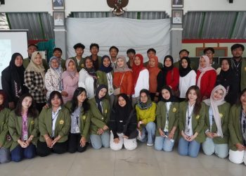 Mahasiswa KKN 21 UPN “Veteran” Jawa Timur Sosialisasi Sampah Rumah Tangga dan Demonstrasi Reaktor Kompos Aerob serta Anaerob Berbasis Energi Surya pada Warga Ledok Wetan Bojonegoro
