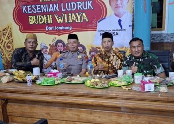 Kapolsek Jabon Silaturahmi dengan Tokoh Agama dan Masyarakat di Ruwat Desa Keboguyang