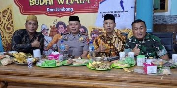 Kapolsek Jabon Silaturahmi dengan Tokoh Agama dan Masyarakat di Ruwat Desa Keboguyang