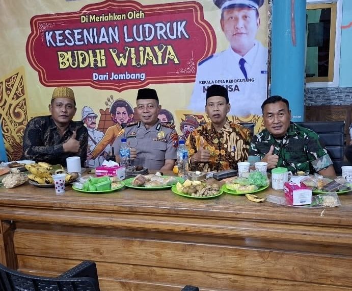 Kapolsek Jabon Silaturahmi dengan Tokoh Agama dan Masyarakat di Ruwat Desa Keboguyang