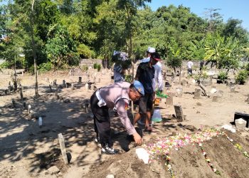 Peduli Warga Berduka, Anggota Polsek Krian Hadir Takziah