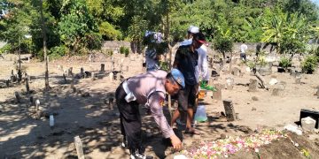Peduli Warga Berduka, Anggota Polsek Krian Hadir Takziah
