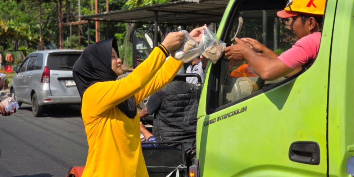 Polsek Waru Gelar Jumat Berkah, Bagikan Ratusan Paket Nasi dan Air Minum untuk Masyarakat