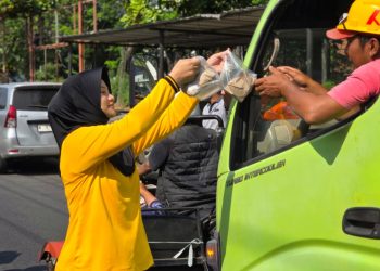 Polsek Waru Gelar Jumat Berkah, Bagikan Ratusan Paket Nasi dan Air Minum untuk Masyarakat