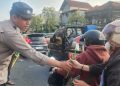 Polisi di Sidoarjo Bagikan Bendera Merah Putih, Kobarkan Semangat Nasionalisme