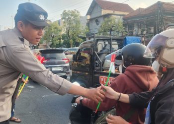 Polisi di Sidoarjo Bagikan Bendera Merah Putih, Kobarkan Semangat Nasionalisme