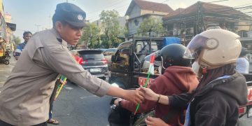 Polisi di Sidoarjo Bagikan Bendera Merah Putih, Kobarkan Semangat Nasionalisme