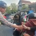 Polisi di Sidoarjo Bagikan Bendera Merah Putih, Kobarkan Semangat Nasionalisme