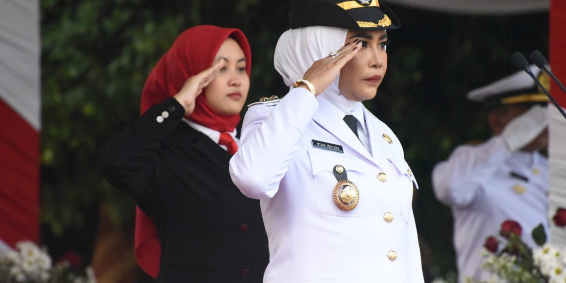 Wabup Mimik Idayana Pimpin Upacara Penurunan Bendera HUT ke-81 RI di Sidoarjo
