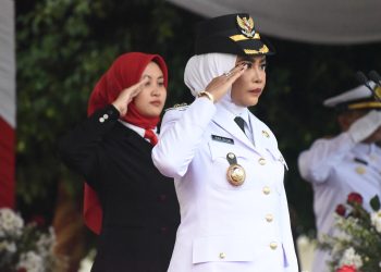 Wabup Mimik Idayana Pimpin Upacara Penurunan Bendera HUT ke-81 RI di Sidoarjo