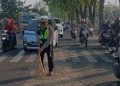 Peduli Keselamatan, Polisi Sigap Tangani Tumpahan Solar di Jalan Raya Buduran