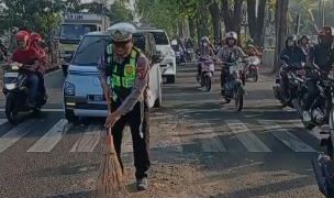 Peduli Keselamatan, Polisi Sigap Tangani Tumpahan Solar di Jalan Raya Buduran