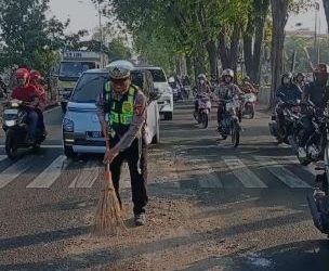 Peduli Keselamatan, Polisi Sigap Tangani Tumpahan Solar di Jalan Raya Buduran