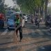 Peduli Keselamatan, Polisi Sigap Tangani Tumpahan Solar di Jalan Raya Buduran