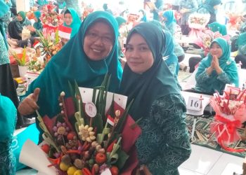 Ibu PKK RT 27 GCM Juara 1 Lomba Rangkai Buket Bumbu Dapur Desa Gelam