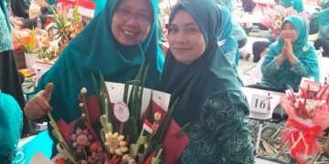 Ibu PKK RT 27 GCM Juara 1 Lomba Rangkai Buket Bumbu Dapur Desa Gelam
