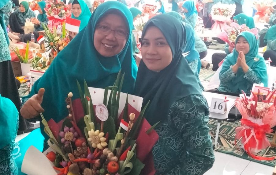 Ibu PKK RT 27 GCM Juara 1 Lomba Rangkai Buket Bumbu Dapur Desa Gelam
