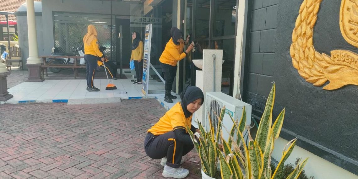 Jelang Hari Jadi Polwan ke-78, Polwan Polresta Sidoarjo Serentak Kerja Bakti Bersihkan Lingkungan Mako