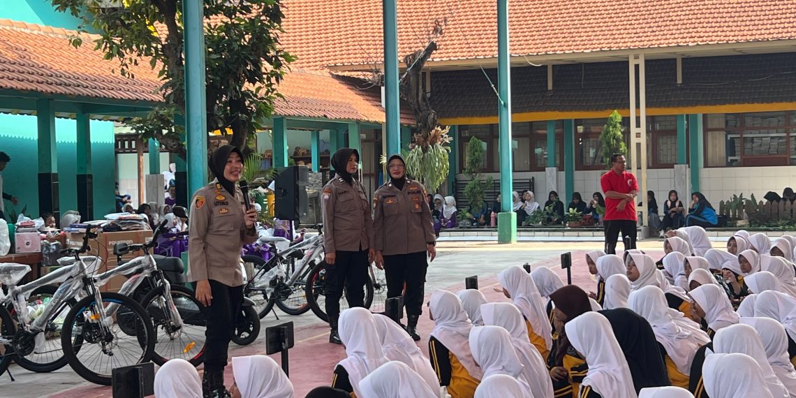 Polwan Goes to School, Edukasi Siswa SMPN 2 Krian Bahaya Bullying, Narkoba dan Kekerasan