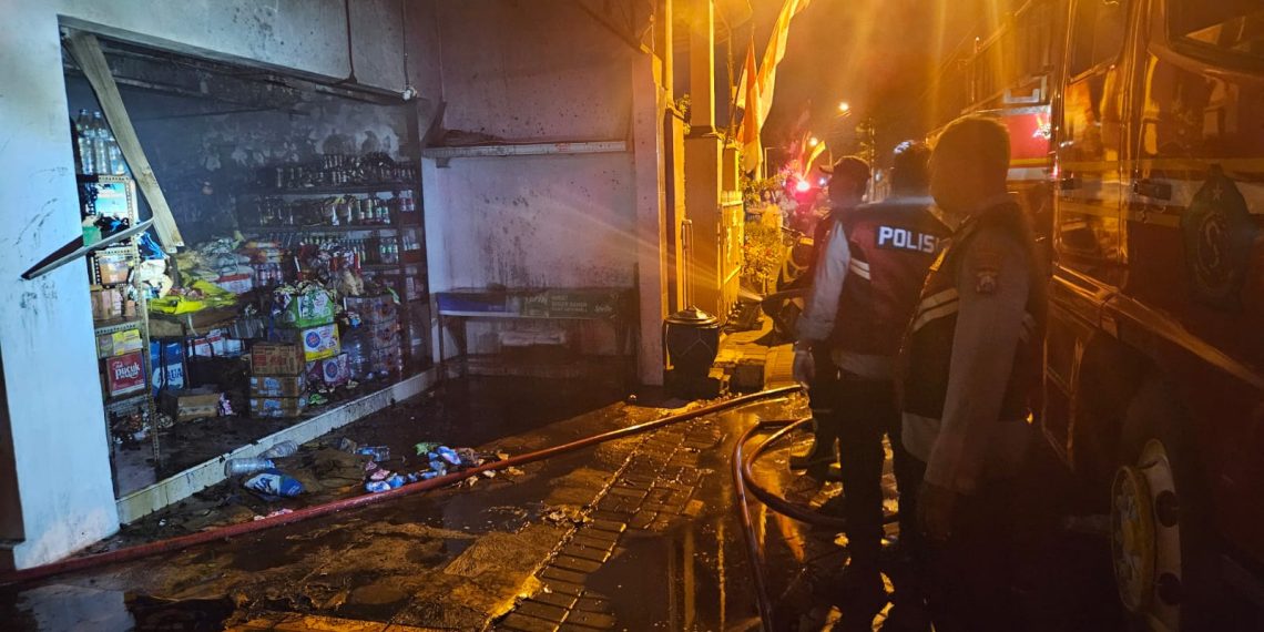 Kebakaran Rumah dan Toko Sembako di Pagerwojo, Polisi Bantu Evakuasi
