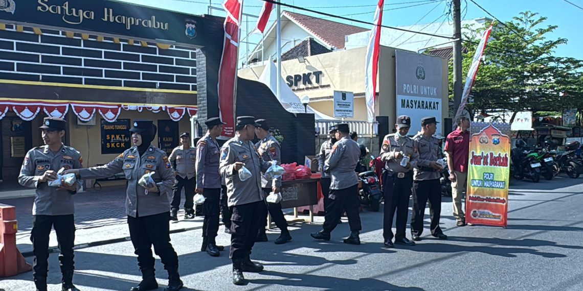Polsek Waru Bagikan 100 Paket Nasi dan Air Minum kepada Pengguna Jalan
