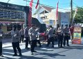 Polsek Waru Bagikan 100 Paket Nasi dan Air Minum kepada Pengguna Jalan