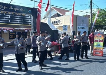 Polsek Waru Bagikan 100 Paket Nasi dan Air Minum kepada Pengguna Jalan