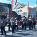 Polsek Waru Bagikan 100 Paket Nasi dan Air Minum kepada Pengguna Jalan