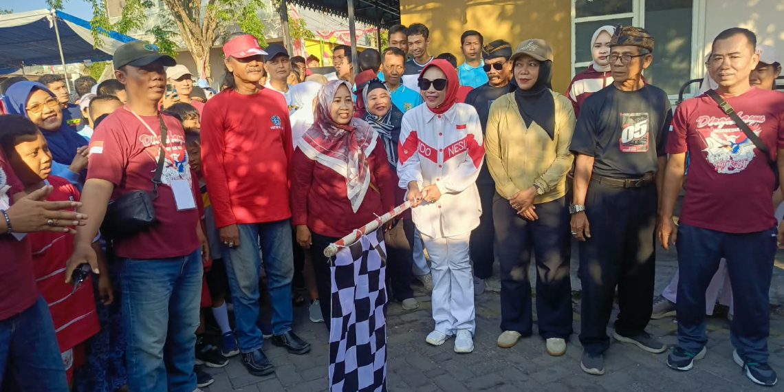 Meriahkan HUT RI ke-81, Wabup Mimik Idayana Berangkatkan Jalan Sehat 1.200 Warga RW 05 GCM