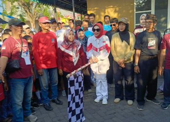 Meriahkan HUT RI ke-81, Wabup Mimik Idayana Berangkatkan Jalan Sehat 1.200 Warga RW 05 GCM