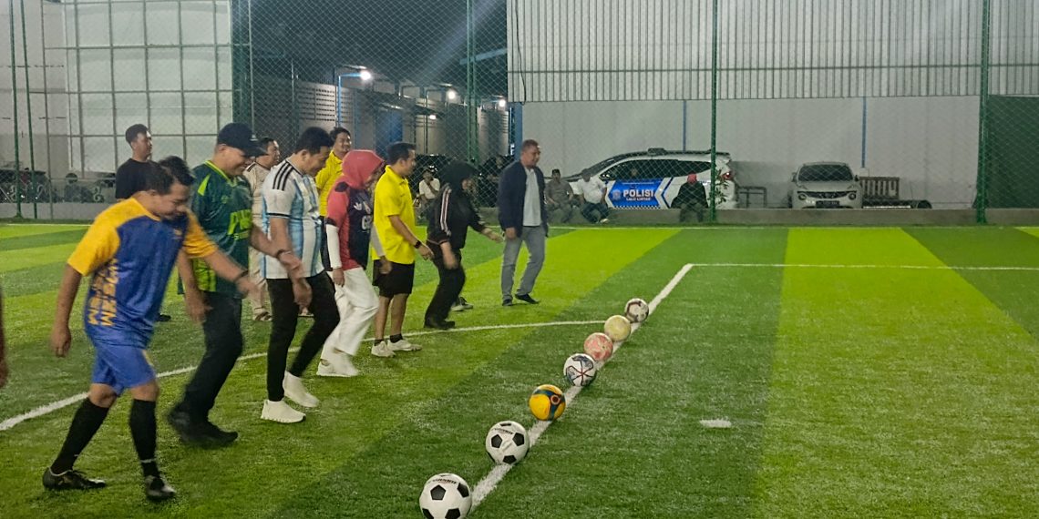 Wabup Mimik jadi Penjaga Gawang Mini Soccer antar Parpol