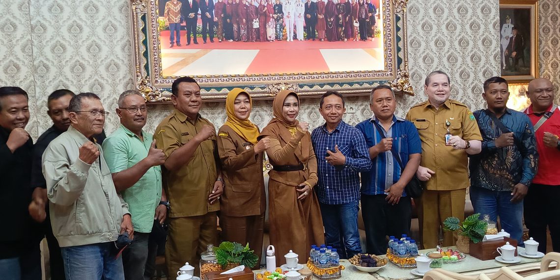 Digusur dari Lahan KAI, PKL Desa Sumorame Berkeluh ke Wabup Mimik Idayana