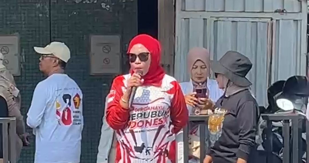 Meriahkan HUT RI ke-81, Ketua DPC Partai Gerindra Sidoarjo Mimik Idayana Ikut Lomba Perkuat Kekompakan Kader