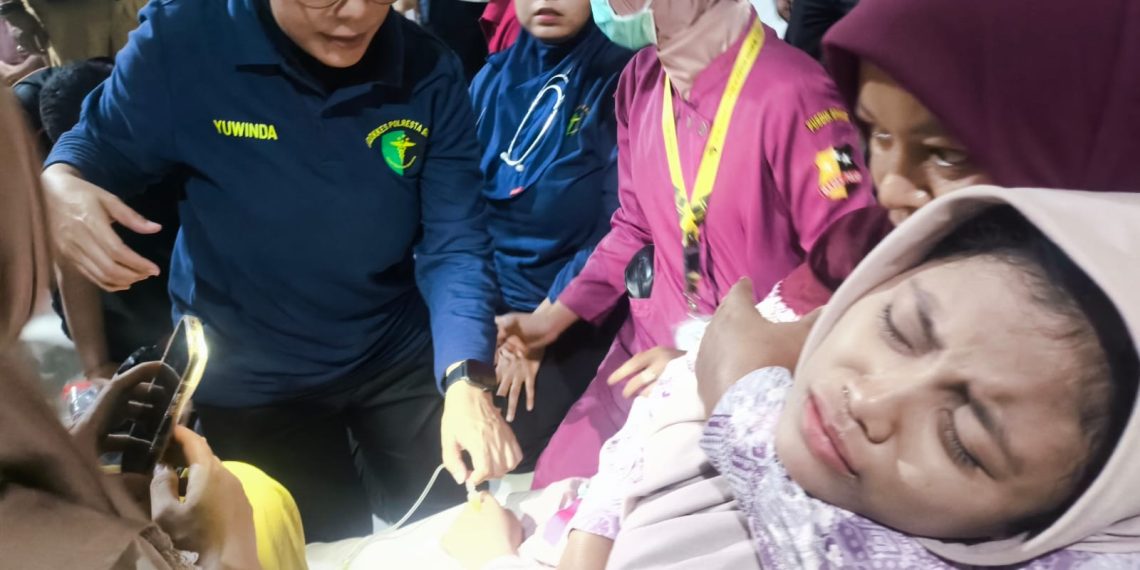Polisi Sidoarjo Bantu Evakuasi dan Dampingi Santri Korban Keracunan