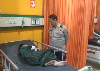 Kapolsek Sidoarjo Kota Jenguk Santri Putat dalam Perawatan Medis