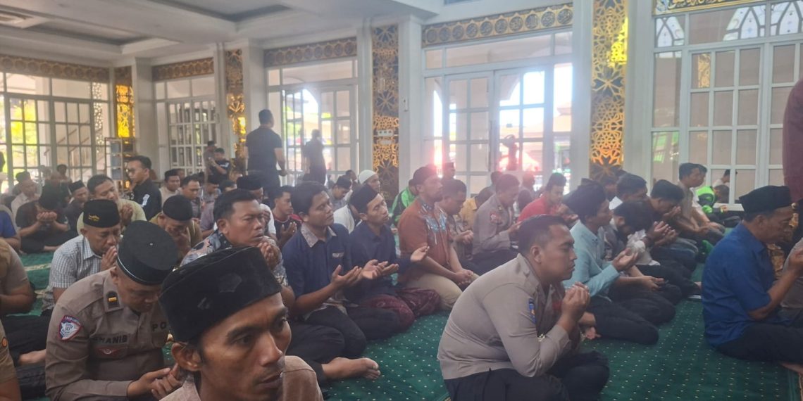 Polisi dan Masyarakat Doakan Kesembuhan Santri Ponpes Manbaul Hikam