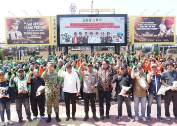 Forkopimda Sidoarjo Bagikan 1.000 Paket Sembako untuk Ojol