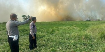 Polsek Buduran Amankan Pemadaman Kebakaran Lahan Kosong Desa Damarsi