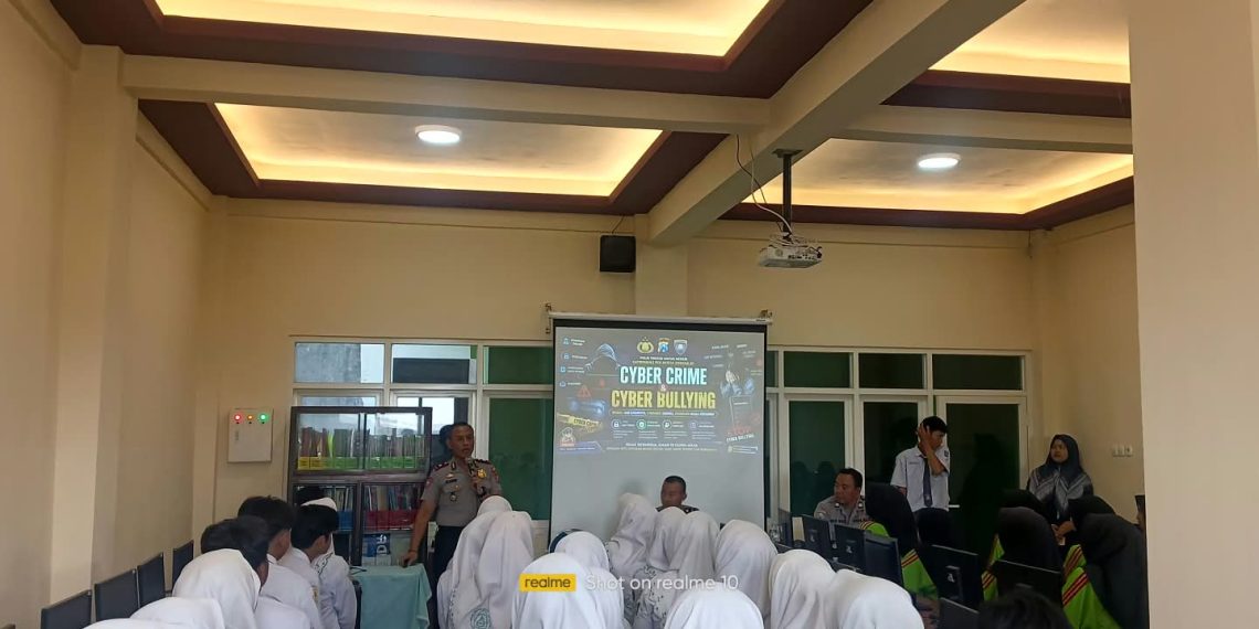 Polresta Sidoarjo Edukasi Pelajar SMK YPM 5 Sukodono tentang Bullying dan Radikalisme