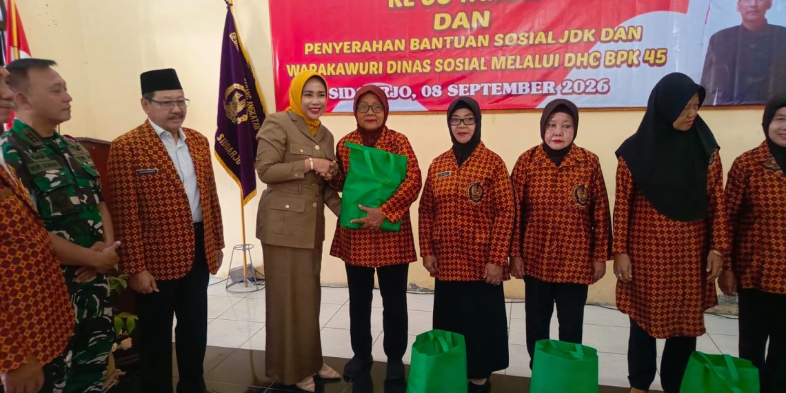 Penghormatan Jasa Pahlawan, Wabup Mimik Idayana Serahkan Bansos kepada Janda Perintis Kemerdekaan dan Warakawuri