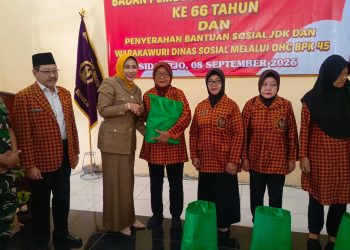 Penghormatan Jasa Pahlawan, Wabup Mimik Idayana Serahkan Bansos kepada Janda Perintis Kemerdekaan dan Warakawuri