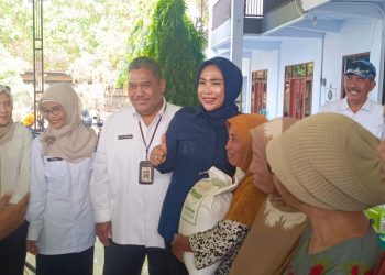 Wabup﻿ Mimik Idayana Salurkan Beras Bantuan Presiden Prabowo kepada 1.739 Warga Tiga Desa