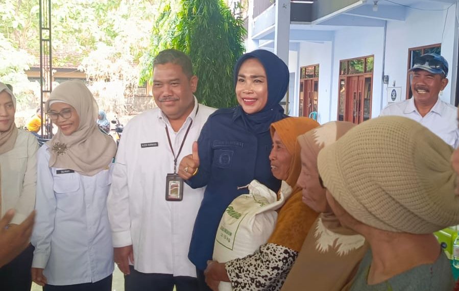 Wabup Mimik Idayana Salurkan Beras Bantuan Presiden Prabowo kepada 1.739 Warga Tiga Desa